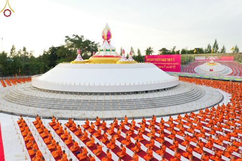 ภาพ No.70183:พิธีจุดประทีปถวายเป็นพุทธบูชา และบูชาธรรมมหาปูชนียาจารย์ ในโครงการธรรมยาตรากตัญญูบูชา มหาปูชนียาจารย์ พระมงคลเทพมุนี(สด จนฺทสโร) พระผู้ปราบมาร ปีที่ 11 ณ อนุสรณ์สถานลำดับที่ 2 สถานที่ตั้งมโนปณิธานบวชตลอดชีวิต อนุสรณ์สถานคลองบางนางแท่น อ.สามพราน จ.นครปฐม 
