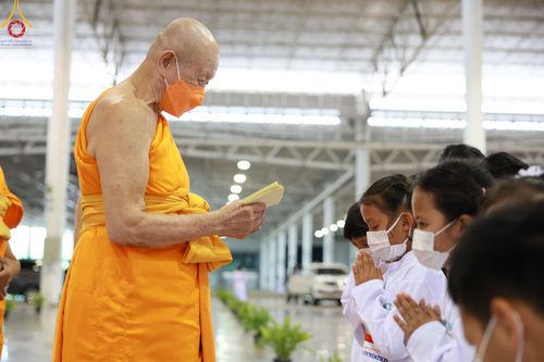 ภาพ No.83737:พิธีวางแผ่นจารึกชื่อและพิธีวางพวงมาลัยสักการะพระประธาน วันอาทิตย์ที่ 16 กรกฎาคม พ.ศ. 2566 ณ รัตนบัลลังก์ สภาธรรมกายสากล วัดพระธรรมกาย