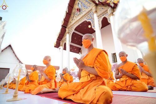 ภาพ No.73255:พิธีจุดประทีปถวายเป็นพุทธบูชา และบูชาธรรมมหาปูชนียาจารย์ ในโครงการธรรมยาตรากตัญญูบูชา มหาปูชนียาจารย์ พระมงคลเทพมุนี(สด จนฺทสโร) พระผู้ปราบมาร ปีที่ 11 ณ อนุสรณ์สถานลำดับที่ 4 สถานที่เกิดด้วยกายธรรม วัดโบสถ์ (บน) บางคูเวียง อ.บางกรวย จ.นนทบุรี วันที่ 21 