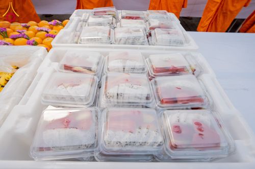 ภาพ No.293596:วันที่ 13 มกราคม พ.ศ. 2569 พิธีถวายภัตตาหารเป็นสังฆทาน แด่พระธรรมยาตรา ณ อนุสรณ์สถานมหาวิหารพระมงคลเทพมุนี (โลตัสแลนด์) อ.สองพี่น้อง จ.สุพรรณบุรี ในโครงการธรรมยาตรา กตัญญูบูชา มหาปูชนียาจารย์ พระมงคลเทพมุนี(สด จนฺทสโร) พระผู้ปราบมาร อนุสรณ์สถาน 7 แห่ง ปี