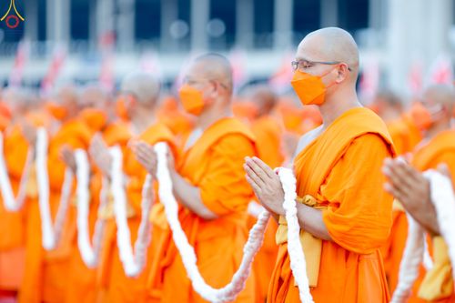 ภาพ No.79220:พิธีอัญเชิญองค์พระบรมพุทธเจ้า 24 องค์ เวียนประทักษิณรอบพระมหาธรรมกายเจดีย์ ณ วัดพระธรรมกาย  วันที่ 2 เมษายน พ.ศ. 2566