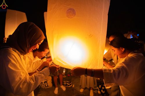 ภาพ No.82085:พิธีจุดวิสาขประทีป 22,000 ดวงและโคมลอย 3,000 ดวง ( Festival  lampion Vesak Indonesia) ณ มหาเจดียบรมพุทโธ อินโดนีเซีย  วันอาทิตย์ที่ 4 มิ.ย. พ.ศ.2566