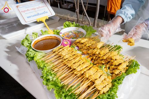 ภาพ No.292646:วันที่ 12 มกราคม พ.ศ. 2569 พิธีถวายภัตตาหารเป็นสังฆทาน แด่พระธรรมยาตรา ณ อนุสรณ์สถานมหาวิหารพระมงคลเทพมุนี (โลตัสแลนด์) อ.สองพี่น้อง จ.สุพรรณบุรี ในโครงการธรรมยาตรา กตัญญูบูชา มหาปูชนียาจารย์ พระมงคลเทพมุนี(สด จนฺทสโร) พระผู้ปราบมาร อนุสรณ์สถาน 7 แห่ง ปี