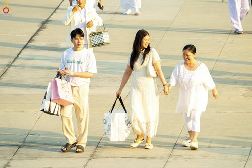 ภาพ No.279949:วันที่ 1 มกราคม พ.ศ.2569 พิธีตักบาตรในวันขึ้นปีใหม่ ณ ลานธรรม วัดพระธรรมกาย