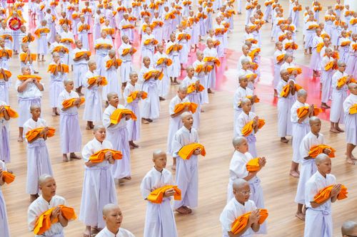 ภาพ No.319504:วันเสาร์ที่ 4 เมษายน พ.ศ.2569 พิธีขอขมา มอบผ้าไตร และถวายบาตรแด่นาคธรรมทายาท ในโครงการบรรพชาสามเณรฟื้นฟูพระพุทธศาสนาทั่วไทย โครงการหน่อแก้วเปรียญธรรม รุ่นที่ 14 โครงการสามเณรยุวธรรมทายาท รุ่นที่ 34 โครงการสามเณรมัชฌิมธรรมทายาท รุ่นที่ 30 ณ สภาธรรมกายสากล