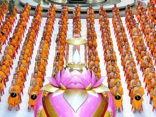 ภาพ No.289267:วันที่ 7 มกราคม พ.ศ. 2569 พิธีตักบาตรพระธรรมยาตรา ณ อนุสรณ์สถานลำดับที่ 1 สถานที่เกิดด้วยรูปกายเนื้อ อนุสรณ์สถานมหาวิหารพระมงคลเทพมุนี (โลตัสแลนด์) อ.สองพี่น้อง จ.สุพรรณบุรี ในโครงการธรรมยาตรา กตัญญูบูชา มหาปูชนียาจารย์ พระมงคลเทพมุนี(สด จนฺทสโร) พระผู้ป