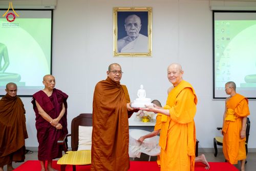 ภาพ No.313095:วันที่ 4 มีนาคม พ.ศ. 2559 หลวงพ่อทัตตชีโว รองเจ้าอาวาสวัดพระธรรมกาย ได้เมตตาถวายการต้อนรับปฏิสันถารพระอาคันตุกะจาก 19 ประเทศ ที่เดินทางมาร่วมงานวันมาฆบูชา ณ วัดพระธรรมกาย