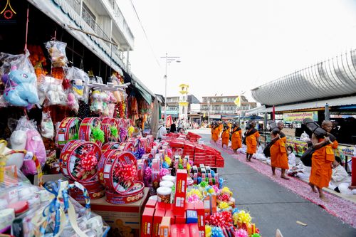 ภาพ No.287467:วันที่ 3 มกราคม พ.ศ. 2569 พิธีต้อนรับพระธรรมยาตรา ในโครงการธรรมยาตรา กตัญญูบูชา มหาปูชนียาจารย์ พระมงคลเทพมุนี(สด จนฺทสโร) พระผู้ปราบมาร อนุสรณ์สถาน 7 แห่ง ปีที่ 14 ณ อนุสรณ์สถานมหาวิหารพระมงคลเทพมุนี (โลตัสแลนด์) อ.สองพี่น้อง จ.สุพรรณบุรี
