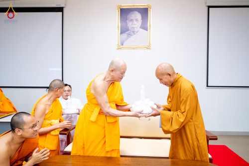ภาพ No.324826:วันอังคารที่ 21 เมษายน พ.ศ.2569  หลวงพ่อทัตตชีโว รองเจ้าอาวาสวัดพระธรรมกาย ถวายการต้อนรับและปฏิสันถารคณะสงฆ์จากประเทศเวียดนาม