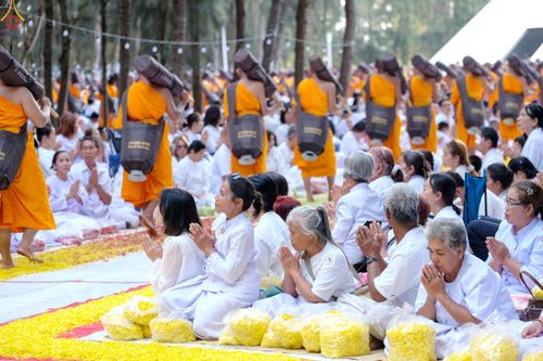 ภาพ No.287852:วันที่ 3 มกราคม พ.ศ. 2569 พิธีต้อนรับพระธรรมยาตรา ครั้งที่ 2 (ภาพชุดที่ 2) ในโครงการธรรมยาตรา กตัญญูบูชา มหาปูชนียาจารย์ พระมงคลเทพมุนี(สด จนฺทสโร) พระผู้ปราบมาร อนุสรณ์สถาน 7 แห่ง ปีที่ 14 ณ อนุสรณ์สถานมหาวิหารพระมงคลเทพมุนี (โลตัสแลนด์) อ.สองพี่น้อง จ.