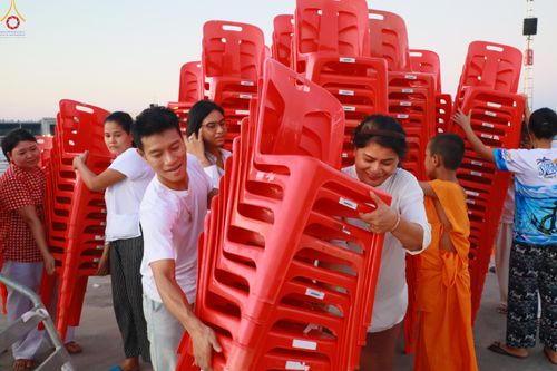 ภาพ No.322039:วันที่ 12 -13 เมษายน พ.ศ.2569 การเตรียมกล่องไทยธรรม + การขนย้ายเก้าอี้ เพื่องานถวายมหาสังฆทาน 40,000 กว่าวัดทั่วประเทศ วันคุ้มครองโลก 22 เมษายน พ.ศ.2569 วัดพระธรรมกาย