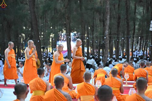 ภาพ No.289093:วันที่ 6 มกราคม พ.ศ. 2569 พิธีจุดประทีปถวายเป็นพุทธบูชา และบูชาธรรมมหาปูชนียาจารย์ ณ อนุสรณ์สถานมหาวิหารพระมงคลเทพมุนี (โลตัสแลนด์) อ.สองพี่น้อง จ.สุพรรณบุรี ในโครงการธรรมยาตรา กตัญญูบูชา มหาปูชนียาจารย์ พระมงคลเทพมุนี(สด จนฺทสโร) พระผู้ปราบมาร อนุสรณ์สถ