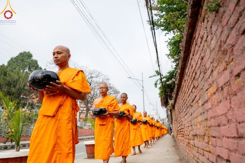 ภาพ No.317226:วันอังคารที่ 31 มีนาคม พ.ศ.2569 จาริกบิณฑบาตแห่งศรัทธา จากวัดอเชศวรสู่สี่แยกปาตันและวัดศรี ประเทศเนปาล