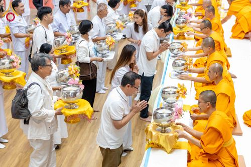 ภาพ No.310722:วันอาทิตย์ที่ 22 กุมภาพันธ์ พ.ศ. 2569 พิธีถวายโคมมาฆประทีป ณ ห้องแก้วสารพัดนึก 2 วัดพระธรรมกาย จ.ปทุมธานี