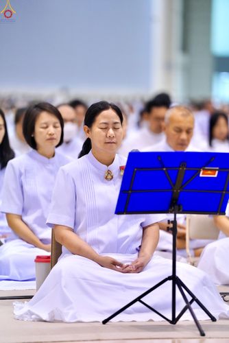 ภาพ No.311401:วันอาทิตย์ต้นเดือนที่ 1 มีนาคม พ.ศ.2569 พิธีตักบาตร และ พิธีบูชาข้าวพระ ณ สภาธรรมกายสากล วัดพระธรรมกาย