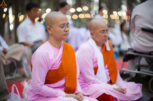 ภาพ No.289200:วันที่ 7 มกราคม พ.ศ. 2569 พิธีตักบาตรพระธรรมยาตรา ณ อนุสรณ์สถานลำดับที่ 1 สถานที่เกิดด้วยรูปกายเนื้อ อนุสรณ์สถานมหาวิหารพระมงคลเทพมุนี (โลตัสแลนด์) อ.สองพี่น้อง จ.สุพรรณบุรี ในโครงการธรรมยาตรา กตัญญูบูชา มหาปูชนียาจารย์ พระมงคลเทพมุนี(สด จนฺทสโร) พระผู้ป