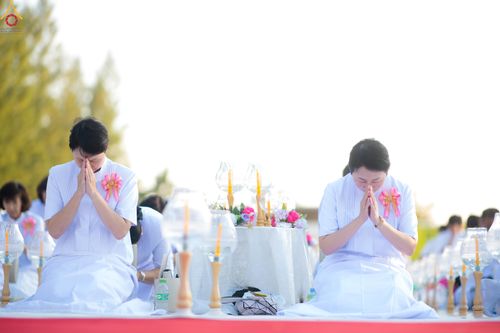 ภาพ No.292004:วันที่ 10 มกราคม พ.ศ. 2569 พิธีจุดประทีปถวายเป็นพุทธบูชา และบูชาธรรมมหาปูชนียาจารย์  ณ อนุสรณ์สถานคลองบางนางแท่น อ.สามพราน จ.นครปฐม ในโครงการธรรมยาตรา กตัญญูบูชา มหาปูชนียาจารย์ พระมงคลเทพมุนี(สด จนฺทสโร) พระผู้ปราบมาร อนุสรณ์สถาน 7 แห่ง ปีที่ 14