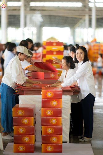 ภาพ No.320525:วันที่ 10 เมษายน พ.ศ.2569 การเตรียมกล่องไทยธรรม เพื่องานถวายมหาสังฆทาน 40,000 กว่าวัดทั่วประเทศ วันคุ้มครองโลก 22 เมษายน พ.ศ.2569 วัดพระธรรมกาย