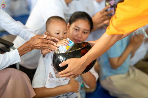 ภาพ No.318222:วันอาทิตย์ต้นเดือนที่ 5 เมษายน พ.ศ.2569 พิธีตักบาตร ณ บ้านแก้วเรือนทองคุณยายอาจารย์ฯ วัดพระธรรมกาย