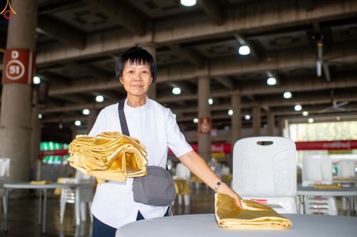 ภาพ No.322331:วันที่ 15 เมษายน พ.ศ.2569 การเตรียมงาน เช็ดโต๊ะ เก้าอี้ ปูผ้าโต๊ะฉัน เพื่องานถวายมหาสังฆทาน 40,000 กว่าวัดทั่วประเทศ วันคุ้มครองโลก 22 เมษายน พ.ศ.2569 วัดพระธรรมกาย