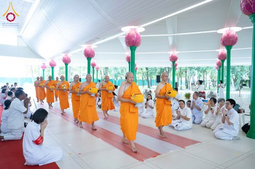 ภาพ No.286676:วันเสาร์ที่ 12 กรกฏาคม พ.ศ.2568 พิธีบรรพชาอุปสมบท  โครงการบรรพชาอุปสมบทหมู่ ธรรมทายาทนานาชาติ(ภาคภาษาจีน), โครงการบรรพชาสามเณร โรงเรียนนานาชาติ รุ่นที 14