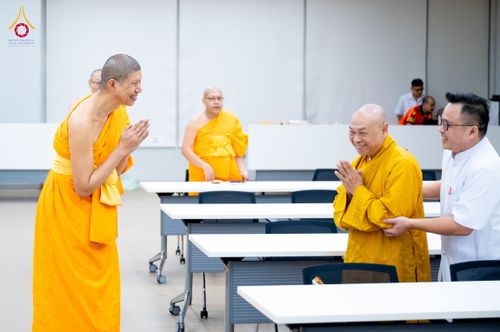 ภาพ No.324797:วันอังคารที่ 21 เมษายน พ.ศ.2569  หลวงพ่อทัตตชีโว รองเจ้าอาวาสวัดพระธรรมกาย ถวายการต้อนรับและปฏิสันถารคณะสงฆ์จากประเทศเวียดนาม