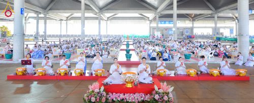 ภาพ No.320738:วันที่ 11 เมษายน พ.ศ.2569 พิธีตักบาตรฉลองสามเณรใหม่ โครงการบรรพชาสามเณรกล้าตะวัน ณ มหารัตนวิหาคด คอร์ 25 ชั้น 2 วัดพระธรรมกาย