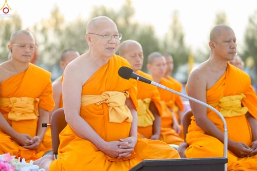 ภาพ No.302566:วันที่ 24 มกราคม พ.ศ. 2569 พิธีตักบาตรพระธรรมยาตรา(ภาพชุดที่ 2) ณ อนุสรณ์สถานลำดับที่ 5 สถานที่เผยแผ่วิชชาธรรมกายครั้งแรก อนุสรณ์สถานบางปลา วัดบางปลา อำเภอบางเลน จังหวัดนครปฐม ในโครงการธรรมยาตรา กตัญญูบูชา มหาปูชนียาจารย์ พระมงคลเทพมุนี(สด จนฺทสโร) พระผู