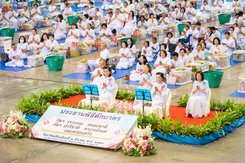 ภาพ No.311297:วันอาทิตย์ต้นเดือนที่ 1 มีนาคม พ.ศ.2569 พิธีตักบาตร และ พิธีบูชาข้าวพระ ณ สภาธรรมกายสากล วัดพระธรรมกาย