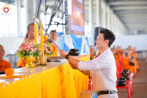 ภาพ No.320701:วันที่ 11 เมษายน พ.ศ.2569 พิธีตักบาตรฉลองสามเณรใหม่ โครงการบรรพชาสามเณรกล้าตะวัน ณ มหารัตนวิหาคด คอร์ 25 ชั้น 2 วัดพระธรรมกาย