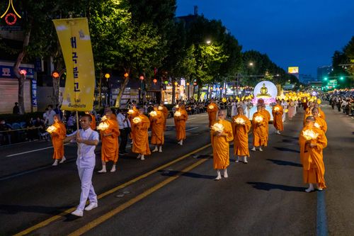 ภาพ No.81104:Lotus Lantern Festival 2023  เทศกาลโคมดอกบัว เนื่องในวันวิสาขบูชา   ของชาวพุทธทุกชาติ ทุกนิกาย ในสาธารณรัฐเกาหลีใต้ วันที่ 20-21 พฤษภาคม พ.ศ. 2566