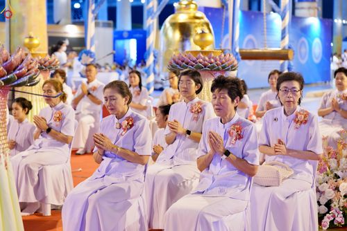 ภาพ No.331018:วันวิสาขบูชา อาทิตย์ที่ 31 พฤษภาคม พ.ศ.2569 พิธีจุดวิสาขประทีป , พิธีเวียนประทักษิณ  รอบพระมหาธรรมกายเจดีย์  และพิธีฉลองชัยสวดมนต์บทธัมมจักกัปปวัตนสูตร  ครบ 8,415,000,000 จบ ณ วัดพระธรรมกาย