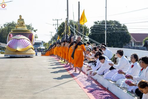 ภาพ No.292869:วันที่ 11 มกราคม พ.ศ. 2569 พิธีต้อนรับพระธรรมยาตรา ณ อนุสรณ์สถานลำดับที่ 3 สถานที่เกิดในเพศสมณะ วัดสองพี่น้อง อำเภอสองพี่น้อง จังหวัดสุพรรณบุรี ในโครงการธรรมยาตรา กตัญญูบูชา มหาปูชนียาจารย์ พระมงคลเทพมุนี(สด จนฺทสโร) พระผู้ปราบมาร อนุสรณ์สถาน 7 แห่ง ปีที