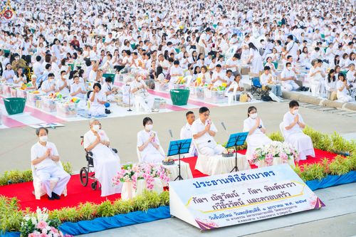 ภาพ No.279757:วันที่ 1 มกราคม พ.ศ.2569 พิธีตักบาตรในวันขึ้นปีใหม่ ณ ลานธรรม วัดพระธรรมกาย