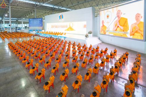 ภาพ No.311284:วันอาทิตย์ต้นเดือนที่ 1 มีนาคม พ.ศ.2569 พิธีตักบาตร และ พิธีบูชาข้าวพระ ณ สภาธรรมกายสากล วัดพระธรรมกาย