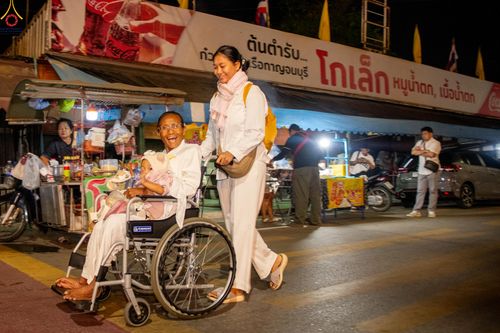 ภาพ No.282761:วันเสาร์ที่ 20 ธันวาคม พ.ศ.2568 พิธีตักบาตรพระ 10,000 รูป (ชุด 2) เนื่องในโอกาส 194 ปี จังหวัดกาญจนบุรี และอุทิศส่วนกุศลให้แด่บรรพชนทั้งหลาย บริเวณถนนสองแคว (Skywalk) เมืองกาญจนบุรี