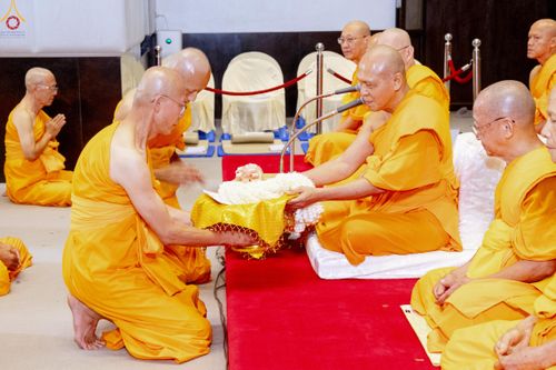 ภาพ No.330794:วันวิสาขบูชา อาทิตย์ที่ 31 พฤษภาคม พ.ศ.2569 พิธีบรรพชาสามเณรอุบาสก 11 ท่าน , พิธีถวายบาตรผ้าไตร และจตุปัจจัยไทยธรรม แด่สามเณร , พิธีอุปสมบทอุทิศชีวิต , พิธีกล่าวคำกัปปิยภัณฑ์  ณ อุโบสถพระไตรปิฎก วัดพระธรรมกาย จังหวัดปทุมธานี