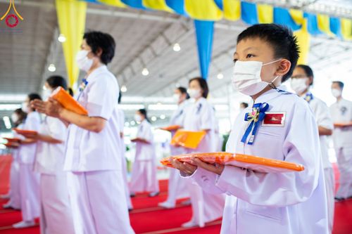 ภาพ No.86322:วันธรรมชัย ปีที่ 55 พิธีทอดผ้าป่ากฐินสมทบครั้งที่1, พิธีเจริญพุทธมนต์ ลูกนิมิตมหาสมบัติฯ พิธีจุดประทีป,พิธีฉลองชัยสวดมนต์บทธัมมจักกัปปวัตนสูตร วันอาทิตย์ที่ 27 สิงหาคม พ.ศ.2566 ณ สภาธรรมกายสากล / มหารัตนวิหารคด วัดพระธรรมกาย