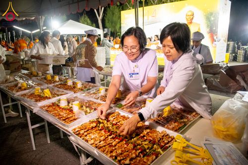 ภาพ No.288778:วันที่ 6 มกราคม พ.ศ. 2569 พิธีถวายภัตตาหารเป็นสังฆทาน แด่พระธรรมยาตรา ในโครงการธรรมยาตรา กตัญญูบูชา มหาปูชนียาจารย์ พระมงคลเทพมุนี(สด จนฺทสโร) พระผู้ปราบมาร อนุสรณ์สถาน 7 แห่ง ปีที่ 14 ณ อนุสรณ์สถานมหาวิหารพระมงคลเทพมุนี (โลตัสแลนด์) อ.สองพี่น้อง จ.สุพรร