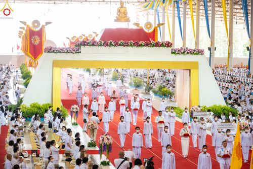 ภาพ No.85165:พิธีมุทิตาสักการะพระภิกษุ ผู้สอบได้เปรียญธรรม ๙ ประโยคระดับโลก, พิธีมอบโล่เกียรติยศและทุนการศึกษา สำนักเรียนบาลีดีเด่นทั่วประเทศ ในวันสมาธิโลก อาทิตย์ที่ 6 สิงหาคม พ.ศ. 2566 ณ สภาธรรมกายสากล วัดพระธรรมกาย