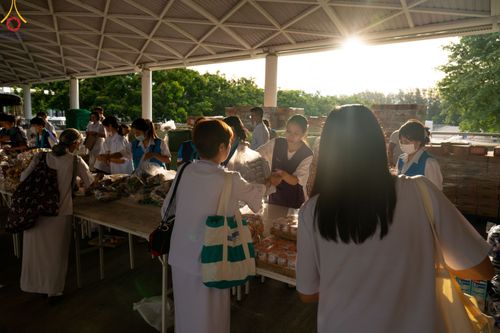 ภาพ No.82923:พิธีตักบาตร ณ บ้านแก้วเรือนทองคุณยายอาจารย์ฯ พิธีบูชาข้าวพระ ณ สภาธรรมกายสากล วัดพระธรรมกาย ในวันอาทิตย์ต้นเดือนที่ 2 ก.ค. พ.ศ.2566