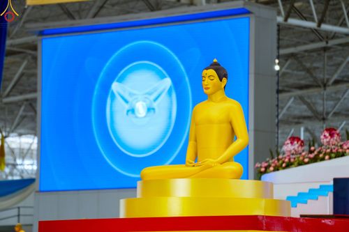 ภาพ No.83605:พิธีวางแผ่นจารึกชื่อและพิธีวางพวงมาลัยสักการะพระประธาน วันอาทิตย์ที่ 16 กรกฎาคม พ.ศ. 2566 ณ รัตนบัลลังก์ สภาธรรมกายสากล วัดพระธรรมกาย