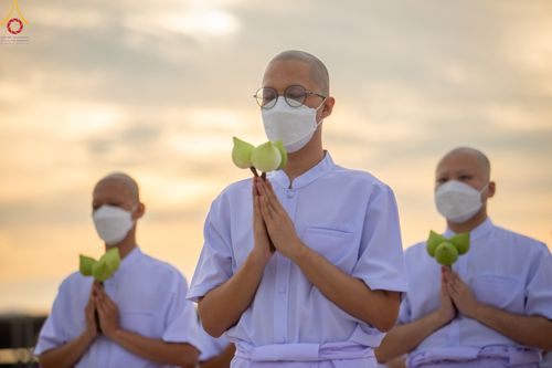 ภาพ No.84037:พิธีเวียนประทักษิณ พิธีวันทาเจดีย์ พิธีขอขมา และมอบผ้าไตร  ในโครงการบรรพชาอุปสมบทหมู่ธรรมทายาทรุ่นเข้าพรรษา และโครงการบรรพชาสามเณรโรงเรียนนานาชาติ รุ่นที่12 ในวันเสาร์ที่ 22 กรกฎาคม พ.ศ. 2566