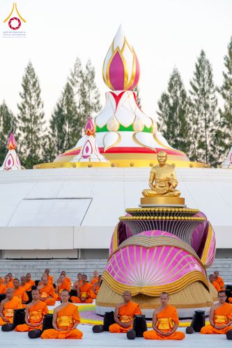ภาพ No.290619:วันที่ 8 มกราคม พ.ศ. 2569 พระธรรมยาตราปฏิบัติธรรม และถ่ายภาพหมู่ประวัติศาสตร์ ในโครงการธรรมยาตรา กตัญญูบูชามหาปูชนียาจารย์ พระมงคลเทพมุนี(สด จนฺทสโร) พระผู้ปราบมาร อนุสรณ์สถาน 7 แห่ง ปีที่ 14 ณ อนุสรณ์สถานคลองบางนางแท่น อ.สามพราน จ.นครปฐม