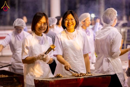 ภาพ No.306103:วันที่ 30 มกราคม พ.ศ. 2569 พิธีถวายภัตตาหารเป็นสังฆทาน แด่พระธรรมยาตรา ณ วัดพระธรรมกาย  จังหวัดปทุมธานี ในโครงการธรรมยาตรา กตัญญูบูชา มหาปูชนียาจารย์ พระมงคลเทพมุนี(สด จนฺทสโร) พระผู้ปราบมาร อนุสรณ์สถาน 7 แห่ง ปีที่ 14