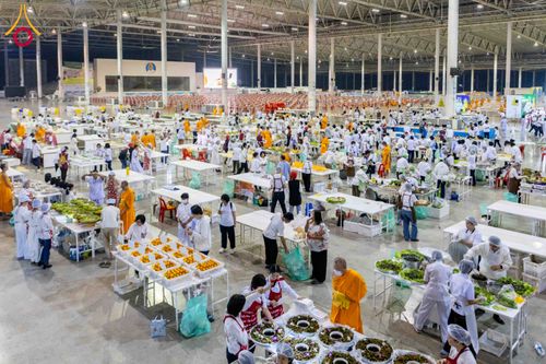 ภาพ No.303526:วันที่ 27 มกราคม พ.ศ. 2569 พิธีถวายภัตตาหารเป็นสังฆทาน แด่พระธรรมยาตรา ณ วัดพระธรรมกาย  จังหวัดปทุมธานี ในโครงการธรรมยาตรา กตัญญูบูชา มหาปูชนียาจารย์ พระมงคลเทพมุนี(สด จนฺทสโร) พระผู้ปราบมาร อนุสรณ์สถาน 7 แห่ง ปีที่ 14