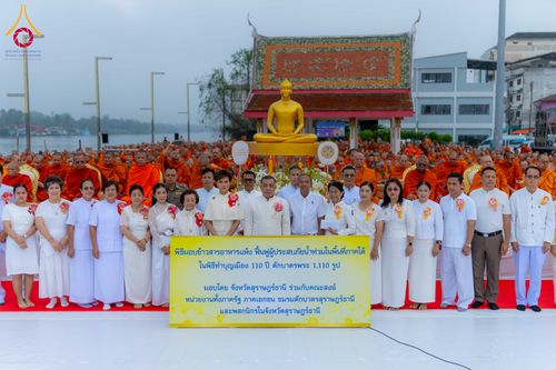 ภาพ No.284673:วันอาทิตย์ที่ 14 ธันวาคม พ.ศ.2568  พิธีทำบุญเมืองสุราษฎร์ธานี 110ปี และพิธีตักบาตรพระสงฆ์ 1,110 รูป  ณ บริเวณริมน้ำวัดกลาง (เก่า) ถนนบ้านดอน ตำบลตลาดใหม่ อำเภอเมือง จังหวัดสุราษฎร์ธานี