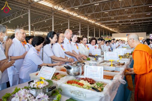 ภาพ No.287328:วันที่ 3 มกราคม พ.ศ.2569 พิธีถวายภัตตาหารเป็นสังฆทาน แด่พระธรรมยาตรา ณ วัดพระธรรมกาย  จังหวัดปทุมธานี ในโครงการธรรมยาตรา กตัญญูบูชา มหาปูชนียาจารย์ พระมงคลเทพมุนี(สด จนฺทสโร) พระผู้ปราบมาร อนุสรณ์สถาน 7 แห่ง ปีที่ 14