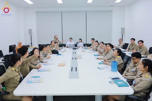 ภาพ No.311612:วันจันทร์ที่ 23 กุมภาพันธ์ พ.ศ. 2569 เปิดโลกทัศน์ผู้บริหารสถานศึกษายุคใหม่ เรียนรู้ต้นแบบการพัฒนาคนผ่านพลัง “บวร–V-Star” ผู้เข้ารับการพัฒนาตามโครงการ สพฐ. ศึกษาดูงานวัดพระธรรมกาย เสริมภาวะผู้นำคุณธรรมสู่การบริหารโรงเรียนอย่างยั่งยืน ณ อาคาร 100 ปี คุณยาย