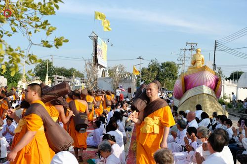 ภาพ No.193425:พิธีต้อนรับพระธรรมยาตรา ณ อนุสรณ์สถาน สถานที่เกิดในเพศสมณะ วัดสองพี่น้อง อำเภอสองพี่น้อง จังหวัดสุพรรณบุรี ในโครงการธรรมยาตรา กตัญญูบูชา มหาปูชนียาจารย์ พระมงคลเทพมุนี(สด จนฺทสโร) พระผู้ปราบมาร อนุสรณ์สถาน 7 แห่ง ปีที่ 13 วันที่ 11 มกราคม พ.ศ. 2568